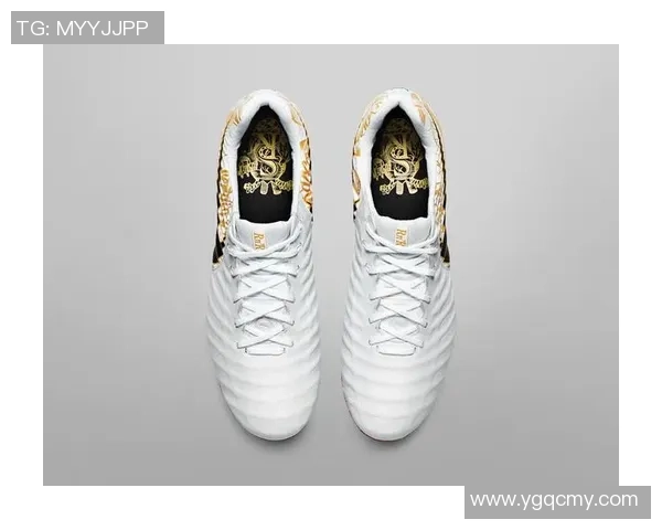 穿耐克足球鞋的老牌球星回顾与传奇表现展现体育精神