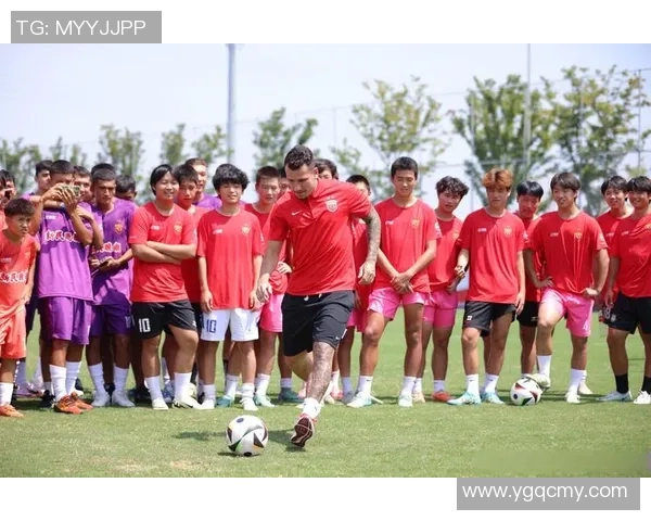 足球头带球星的诞生与发展历程揭秘：从创新到成为全球标志性运动装备